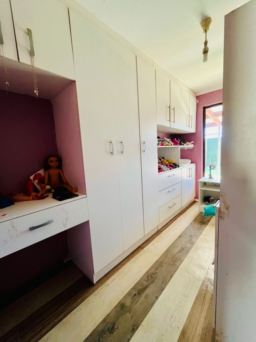 4 Bedroom Property for Sale in Wavecrest Western Cape